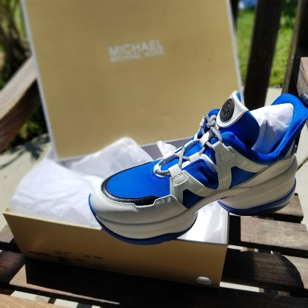 Tennis shoes